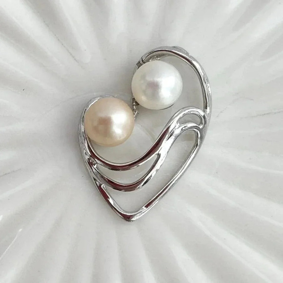 Vintage Jewelry - Silver Tone Double Faux Round Pearl Heart Shaped Modernist Vintage Pendant